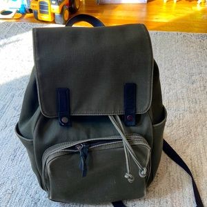 Everlane modern snap backpack. Pre-owned with a lot of life yet! Unisex